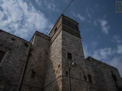 Arricchito da una torre con piccionaia...